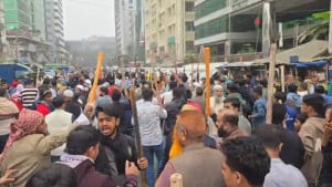 কারওয়ান বাজারে চাঁদাবাজির বিরুদ্ধে ব্যবসায়ীদের মানববন্ধনে হামলা