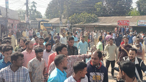 ডিসি অফিসে পরিচ্ছন্নতাকর্মী পদে নিয়োগ বাতিলের দাবি হরিজনদের 