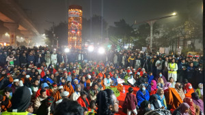 রাতেও শাহবাগ ছাড়েনি ইনকিলাব মঞ্চ, বিচার শুরু না হলে অবরোধ অব্যাহত রাখার ঘোষণা