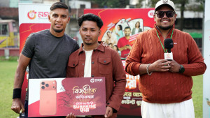 জামাল ভুঁইয়ার কাছ থেকে আইফোন উপহার নিলেন বরিশালের সানি বেপারী