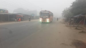 শীতে জয়পুরহাটে জনজীবন স্থবির, হেডলাইট জ্বালিয়ে চলছে যানবাহন