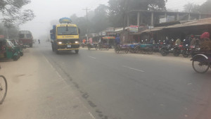 শীতে স্থবির জনজীবন, হেডলাইট জ্বালিয়ে চলছে যানবাহন
