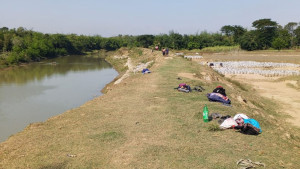 প্রতিরক্ষা বাঁধের একপাশে জিও ব্যাগ, অন্যপাশে বালু উত্তোলন
