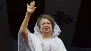 ‘আপসহীন’ নেত্রীর খেতাব পান খালেদা জিয়া