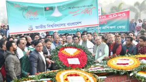 সাভারে স্মৃতিসৌধে জাতীয় বিশ্ববিদ্যালয় উপাচার্যের শ্রদ্ধা