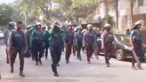 ফের ঢাকা কলেজ ও আইডিয়াল কলেজের শিক্ষার্থীদের সংঘর্ষ, সাউন্ড গ্রেনেড-টিয়ারশেল নিক্ষেপ