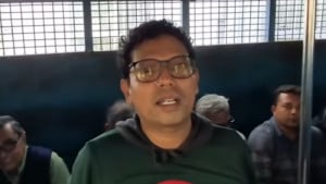 প্রিজনভ্যানে দাঁড়িয়ে জাতীয় সংগীত গাইলেন পলক  