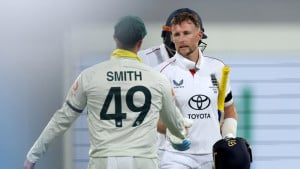 স্টার্কের ‘গোলাপি গোলা’ সামলে রুটের দিন 