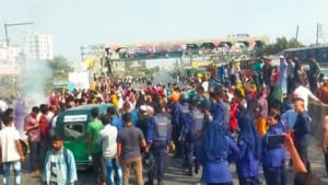 বকেয়া বেতনের দাবিতে ঢাকা-চট্টগ্রাম মহাসড়ক অবরোধ পোশাক শ্রমিকদের
