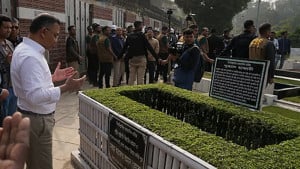 ছোট ভাইয়ের কবর জিয়ারত করলেন তারেক রহমান