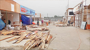 শেষ মুহূর্তে বাণিজ্য মেলার স্টল নির্মাণে ব্যস্ততা