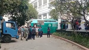 ১০ সেনা কর্মকর্তাকে ট্রাইব্যুনালে হাজির, নিরাপত্তা জোরদার