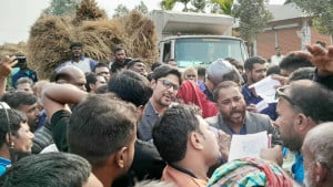 সারের দাবিতে সড়ক অবরোধ করে কৃষকদের বিক্ষোভ