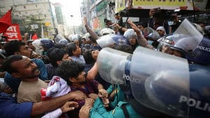 বাম সংগঠনগুলোর মিছিলে পুলিশের  বাধা, লাঠিপেটা