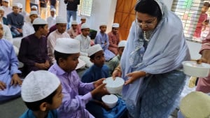 খালেদা জিয়ার জন্য খাবার বিতরণ ও গণমোনাজাত