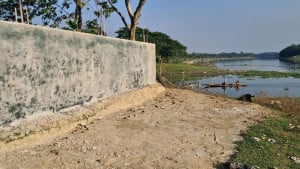সীমানা প্রাচীরে নদীর জমি দখল