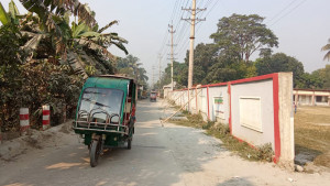 রাস্তার পাশে সীমানা প্রাচীরের  ধস ঠেকাতে বাঁশের খুঁটি