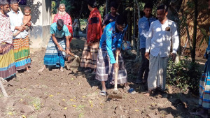 কথা রাখেননি কেউ, রাস্তা সংস্কার কাজে গ্রামবাসী