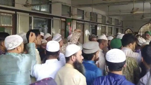 মসজিদে আট ইসলামী দলের সমালোচনা, হট্টগোল
