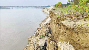 অসময়ের স্রোতে ভাঙছে গড়াই