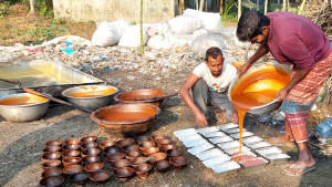 দুই যুবকের হাত ধরে টিকে আছে গুড়ের খাঁটি স্বাদ