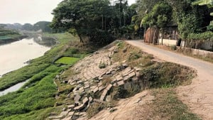 নির্মাণের পরপরই বাঁধে ধস অনিয়মের অভিযোগ