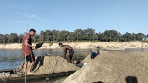 সরগরম দেবীগঞ্জের তিন বালুমহাল