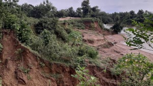নদীপারে গভীর গর্ত করে বালু তোলায় বিপদে বাসিন্দারা