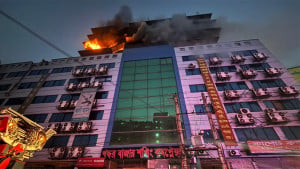 গুলিস্তানে মার্কেটের আগুন নিয়ন্ত্রণে