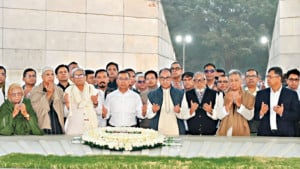 বাবার কবরের পাশে আবেগে আপ্লুত তারেক রহমান