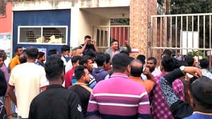 আসামি ছেড়ে দেওয়ার অভিযোগ, থানা ঘেরাও-ভাঙচুর বিএনপি নেতাকর্মীদের