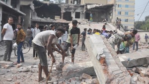 খুলনায় ‘শেখ বাড়ি’ এখন ধ্বংসস্তূপ, ইট-রড খুলে বিক্রি হচ্ছে