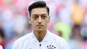 রাজনীতির মাঠে ওজিল, তুরস্কের ক্ষমতাসীন দলে বিশ্বকাপজয়ী তারকা