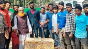 মাটি খুঁড়ে পাওয়া গেল শত বছরের সিন্দুক