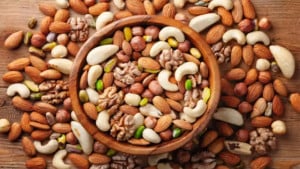ড্রাই ফ্রুট্‌স ভিজিয়ে না ভেজে খাওয়া ভালো?