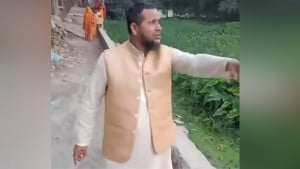 বালু নিয়ে খেলায় শিশুকে পুকুরে ফেলে দিলেন শিক্ষক