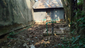 সরকারি নলকূপ জঙ্গলে  ক্ষুব্ধ এলাকাবাসী