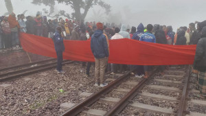 ট্রেনের যাত্রা বিরতির দাবিতে রেলপথ অবরোধ