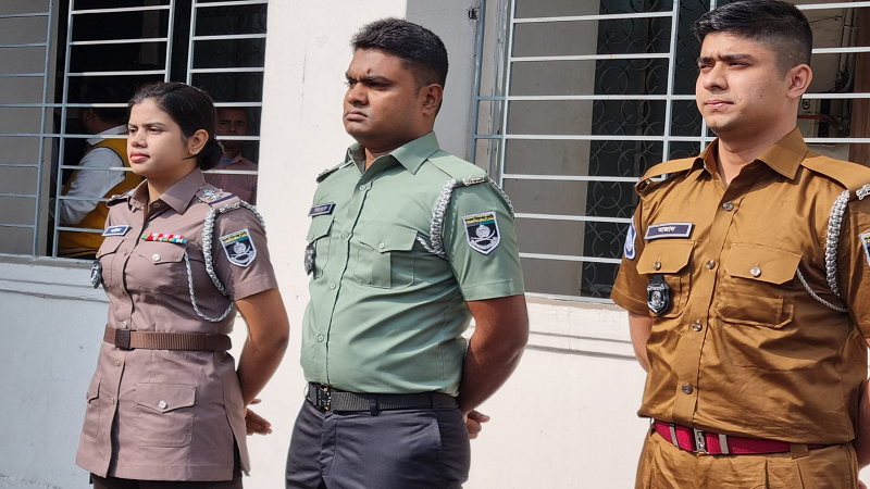 বাঁ পাশে দাঁড়ানো নারীর পোশাক হবে পুলিশের। মাঝে দাঁড়ানো ব্যক্তির পোশাক হবে র্যাবের আর ডানে দাঁড়ানো ব্যক্তির পোশাক হবে আনসারের। ছবি: সংগৃহীত