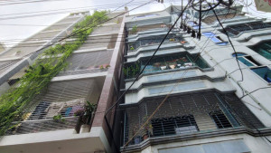 ডেমরায় হেলে পড়েছে ছয় তলা ভবন