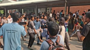 গেট ভেঙে সচিবালয়ের ভেতরে শিক্ষার্থীরা, আইনশৃঙ্খলা বাহিনীর লাঠিচার্জ