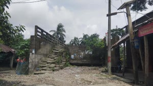 সড়ক ছাড়া সেতু দাঁড়িয়ে আছে তিন বছর