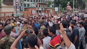 গাইবান্ধায় সিজু হত্যার বিচার দাবিতে পুলিশ সুপারের কার্যালয় ঘেরাও