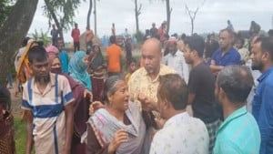 উল্লাপাড়ায় ট্রাকের চাপায় প্রাণ গেল বাবা-ছেলের