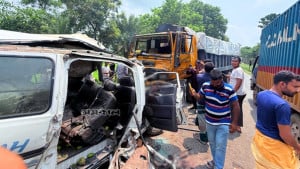 নাটোরে মাইক্রোবাস ও ট্রাকের মুখোমুখি সংঘর্ষে নিহত ৬