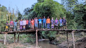 গ্রামবাসীর উদ্যোগে অস্থায়ী সাঁকো