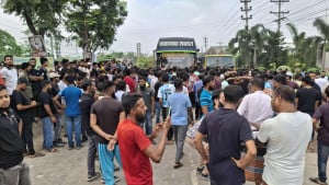 শ্রমিকদের অবরোধে ঢাকা-ময়মনসিংহ মহাসড়কে যানজট
