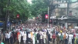 বিজেপিশাসিত রাজ্যে বাঙালি হেনস্থার প্রতিবাদ, বৃষ্টিতে ভিজে মমতার বিক্ষোভ