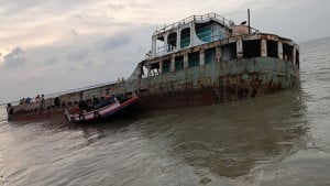 ৬ দিনেও উদ্ধার হয়নি পশ্চিমবঙ্গে ডুবে যাওয়া বাংলাদেশি কার্গো জাহাজ