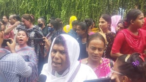রক্ত দিতে বার্ন ইউনিটে ছুটে গেলেন তৃতীয় লিঙ্গের রোকসানা-মীমরা